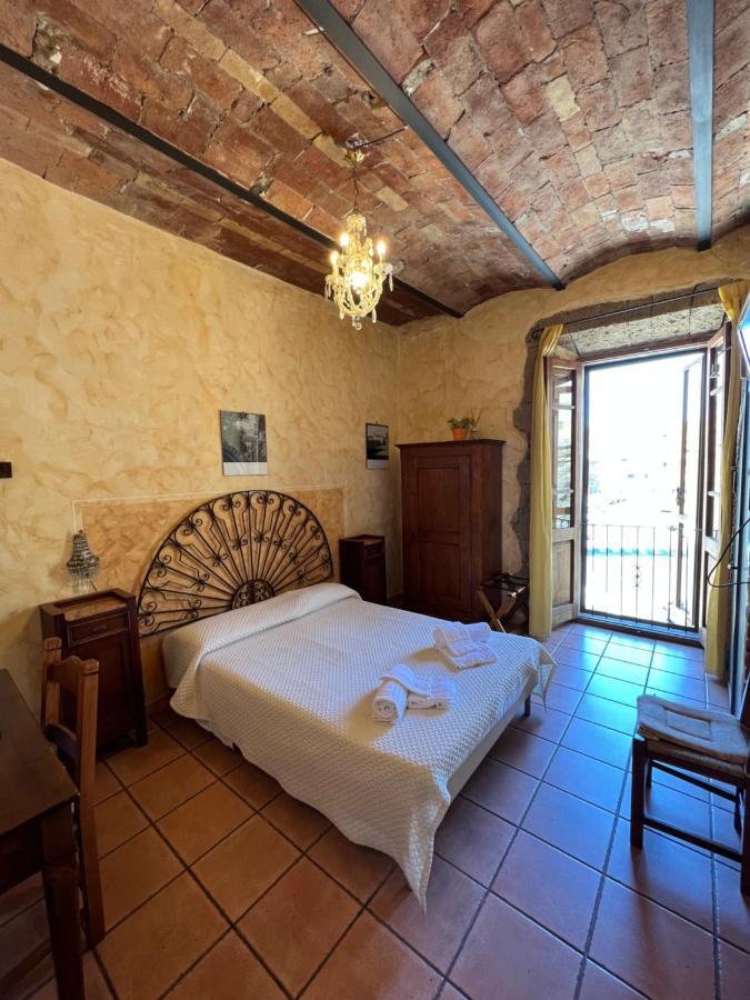 Affittacamere Licenza N.1 Presso La Magica Torre Pitigliano Exterior foto